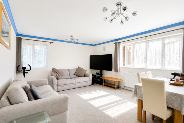 10, Sandown Close, Hounslow photo 2