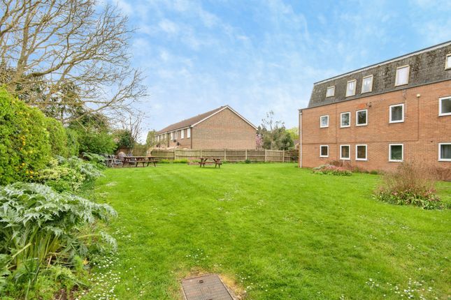 2-bed flat on 24, Grove Court, Bedfordshire, £150,000