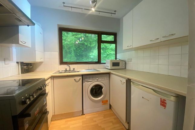 Thumbnail Flat to rent in Garlands Road, Redhill, Surrey