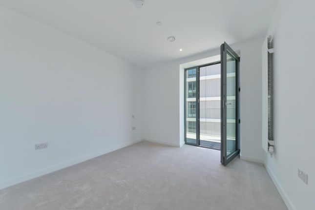 Flat to rent in Fairwater House, Royal Wharf, London