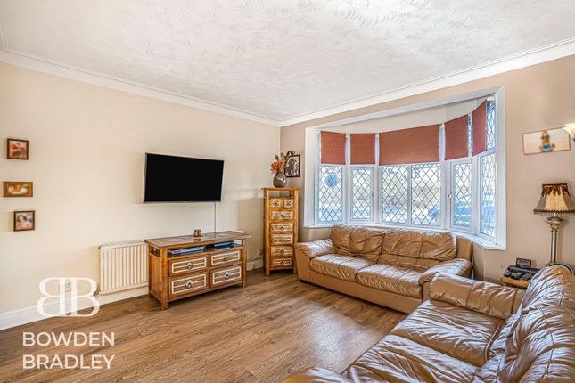 121 Woodford Avenue, Ilford photo 2