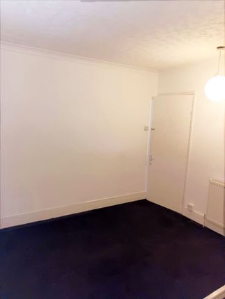 Terraced house to rent in London Road, Grays