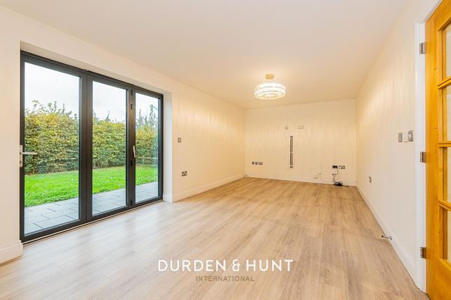 17 Kemps Farm Mews Dennises Lane, South Ockendon photo 3
