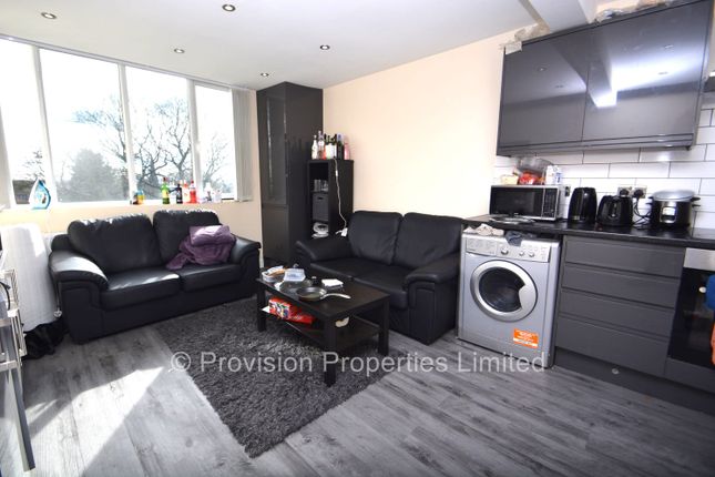 Flat to rent in Cliff Road, Hyde Park, Leeds