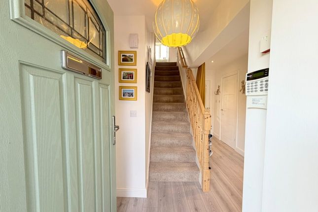 30, Rowan Crescent, Hyde photo 2