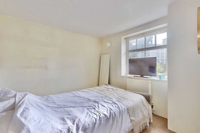 Flat for sale in Highgate Hill, Archway
