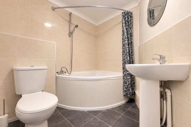 Flat C, 109-111, Mounts Road, Greenhithe photo 2