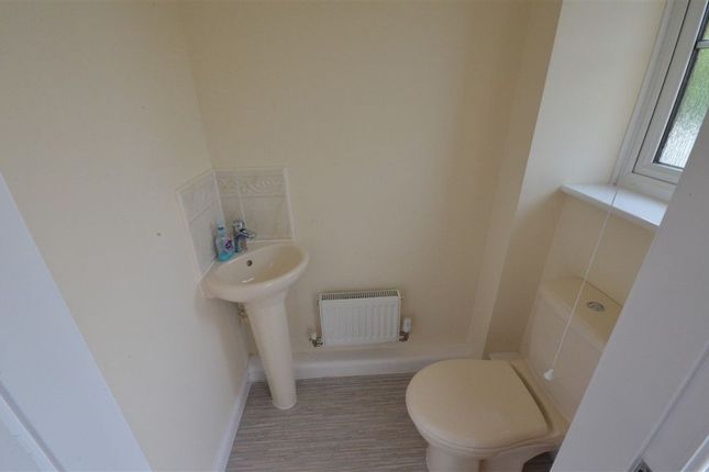 Town house to rent in Wood Lane, Castleford