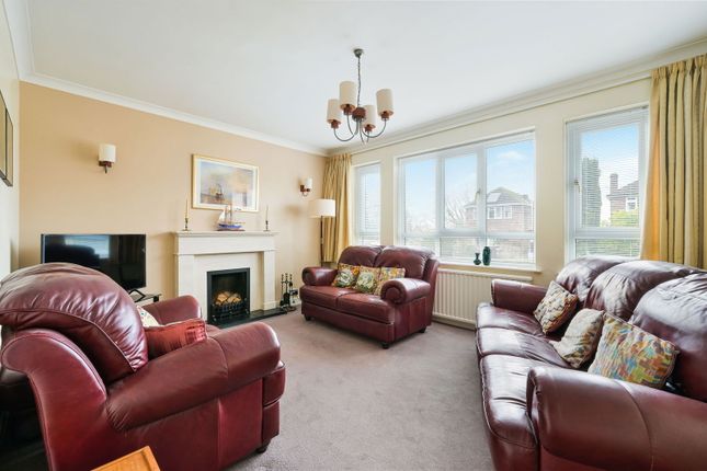 34, Orchard Way, Hurst Green photo 2
