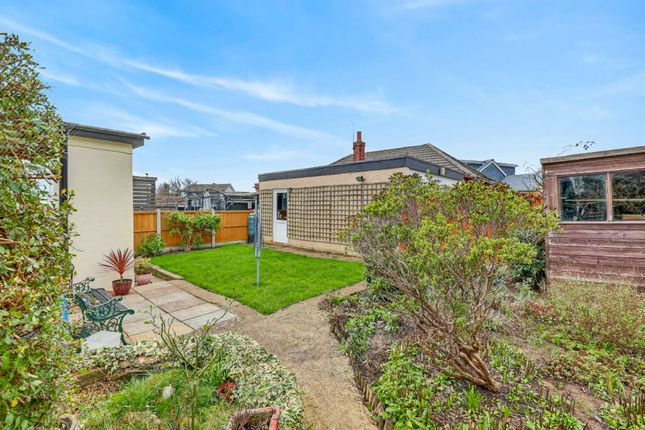21, Downesway, South Benfleet photo 4