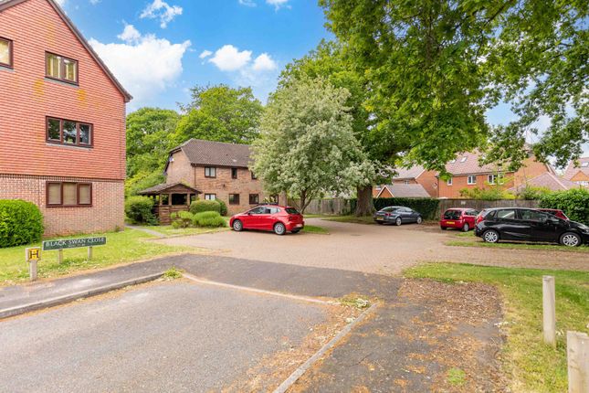 33 Black Swan Close, Crawley photo 4