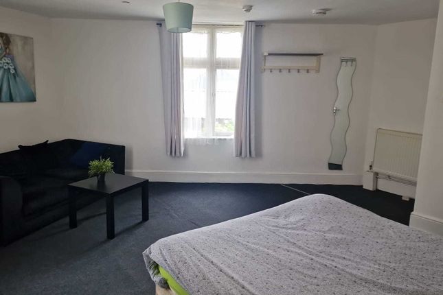 6, Stringes Lane, Willenhall photo 2
