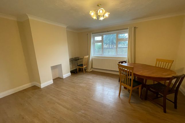 Shakespeare Square, Hainault photo 3