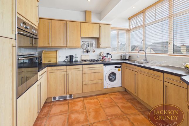 10, St. Crispin Crescent, Northampton photo 2