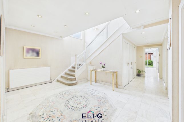24 Templars Avenue, LONDON photo 2
