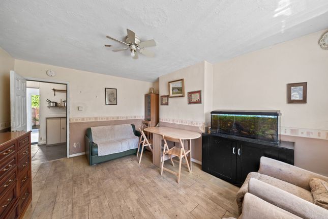 37 Courtney Crescent, Carshalton photo 3