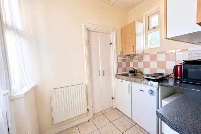 Flat C, 168, Melrose Avenue, London photo 5