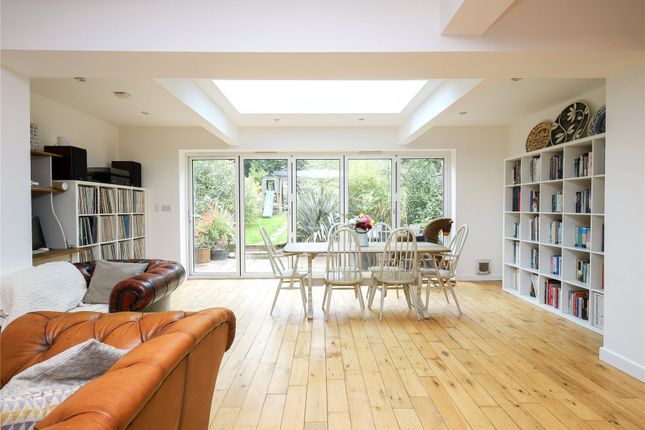2, Heath Close, Surrey photo 4
