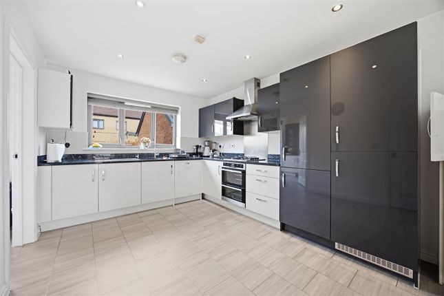 5, Deblin Drive, Uxbridge photo 2