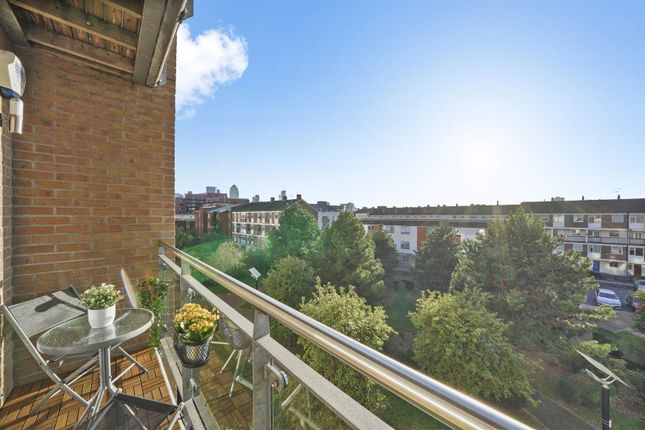 Flat for sale in Violet Road, Bow