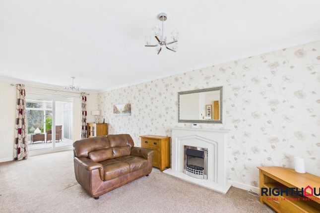 17 Mostyn Grove, Bradford photo 2