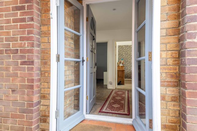 12, Grove Close, Windsor photo 2