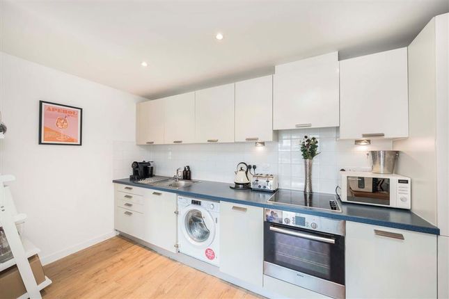 Flat 12, 56A, Lant Street, London photo 2
