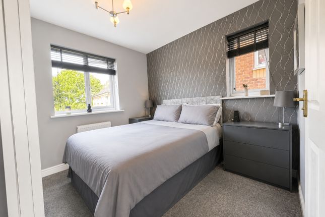 32, Pheasant Way, Staffordshire photo 5