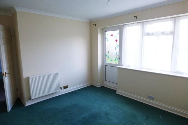 Flat to rent in Selsdon Avenue, Woodley, Reading, Berkshire