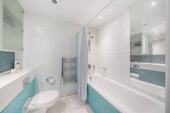 Flat for sale in Chadwell Lane, Hornsey, London