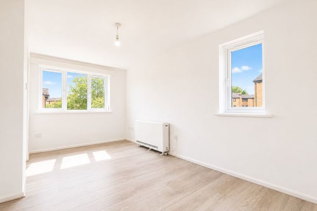 32, Streamside Close, London photo 3
