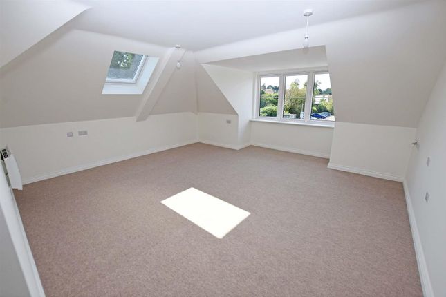 52, Bond Lodge, High Street, Rainham photo 5