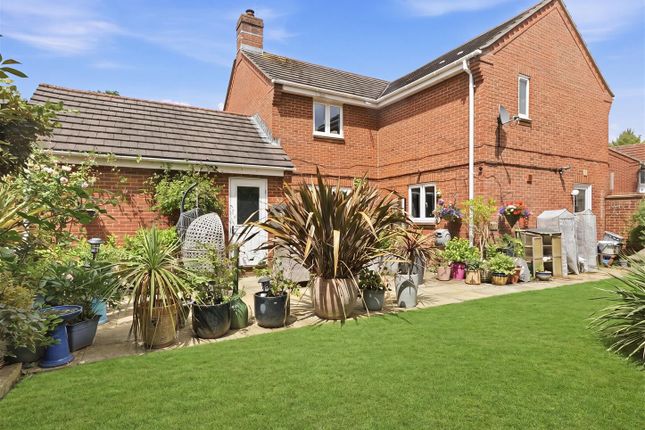 28, Liederbach Drive, Verwood photo 2