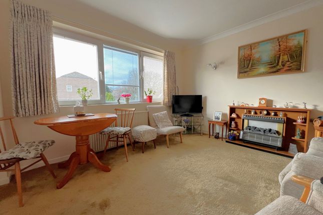 18 Homeborough House, Brinton Lane  photo 4
