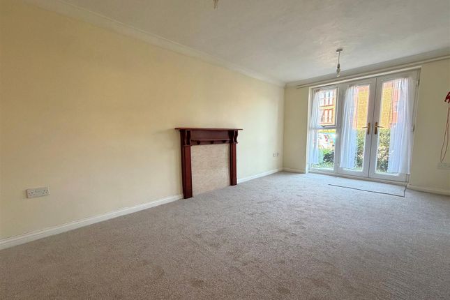 5 St Georges Court, St. Georges Road, Addlestone photo 2