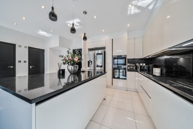 77, Brownspring Drive, London photo 4