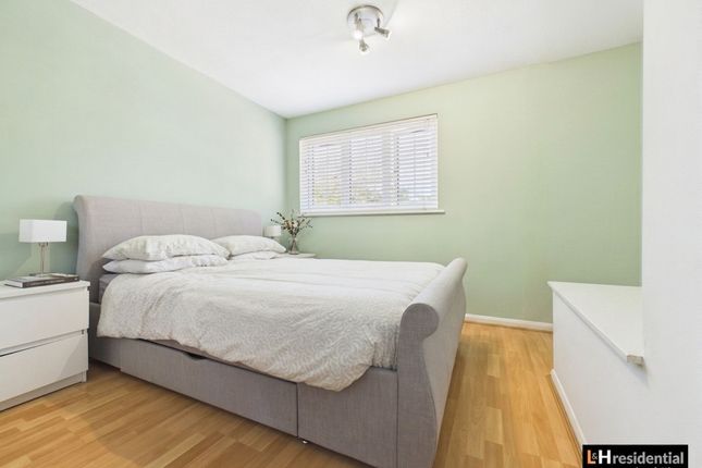 7 Studio Way, Borehamwood photo 4