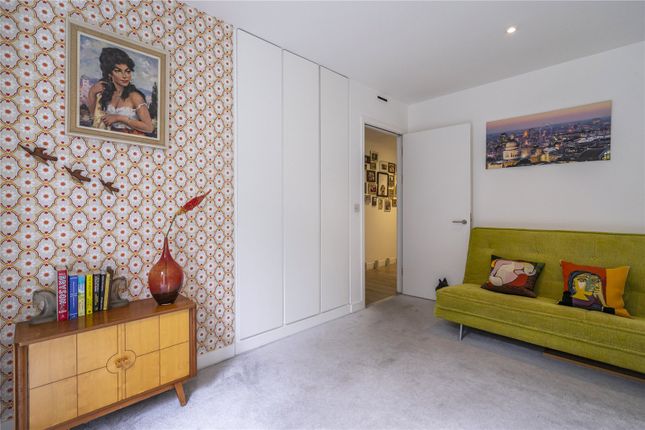 Flat for sale in Pinnacle Close, London