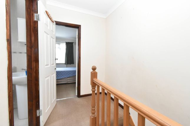202 Sudbury Heights Avenue, Greenford photo 5