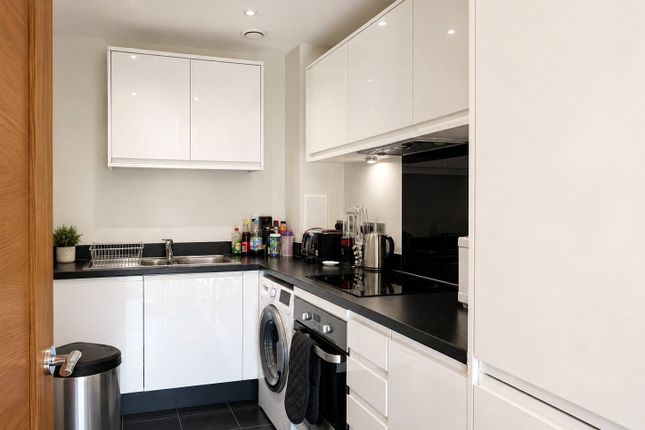 SNG SO - Flat 2, Echo Court, 1, Telegraph Avenue, London photo 3