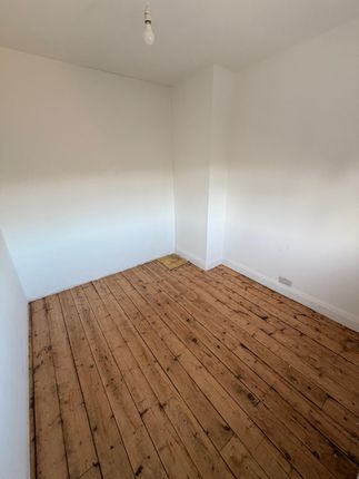 10 Brentwick Gardens, BRENTFORD photo 5