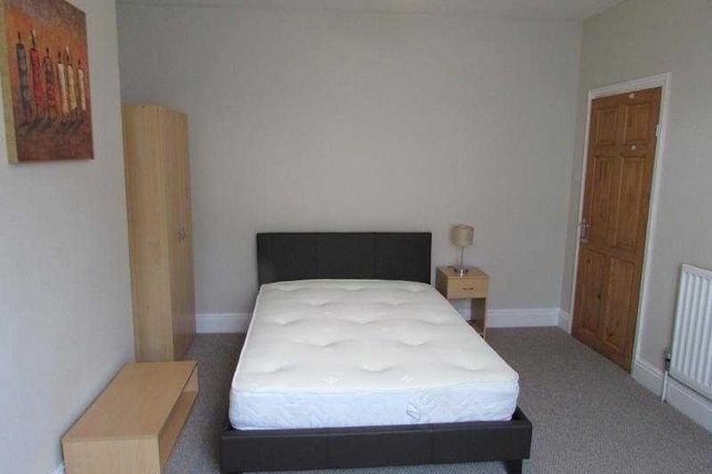 Room To Rent In Claremont Road Rugby Warwickshire Cv21