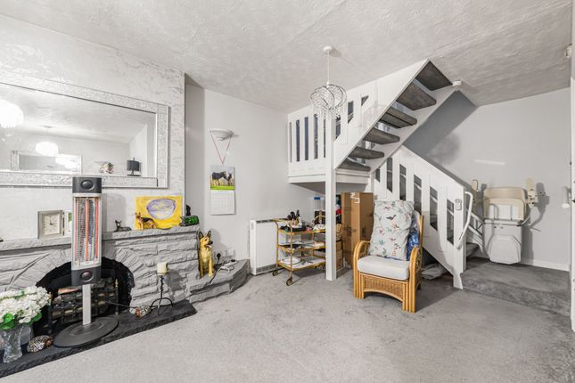 26 Waterfields, Leatherhead photo 4