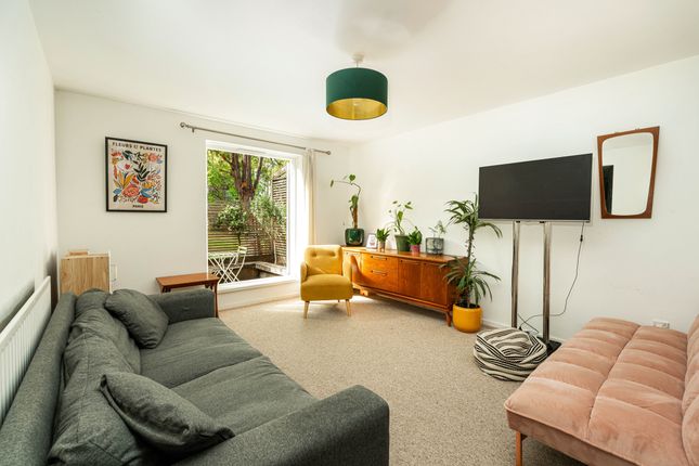 19, Harbord Close, London photo 4