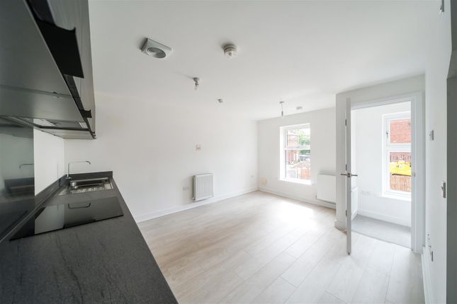 Thumbnail Town house to rent in Acacia Fold, Leeds