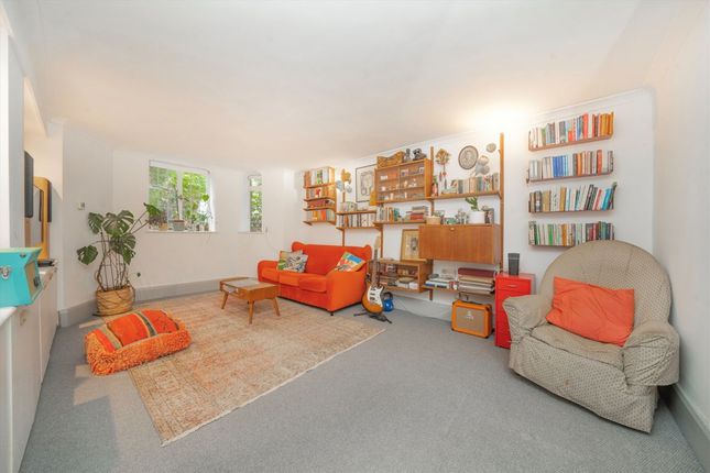 61, Tudor Close, London photo 2