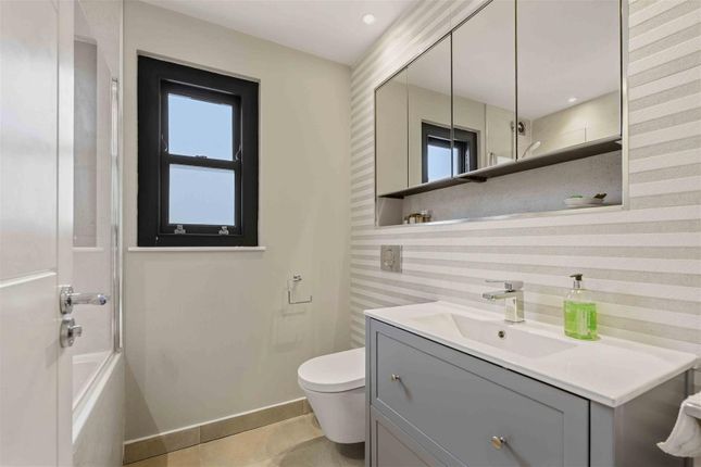 26, Burnthwaite Road, London photo 4