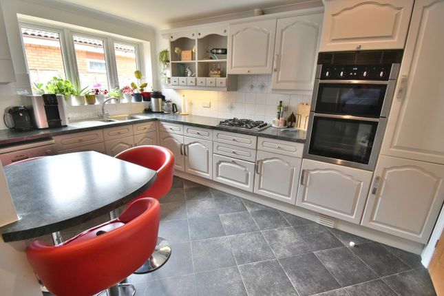 20, Leeson Drive, Ferndown photo 4