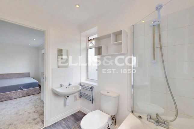 Thorn Close, Northolt photo 4