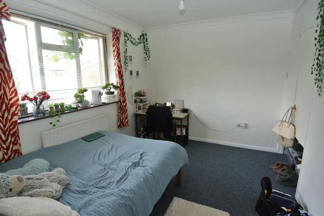 39, Elmbank Avenue, Englefield Green photo 5